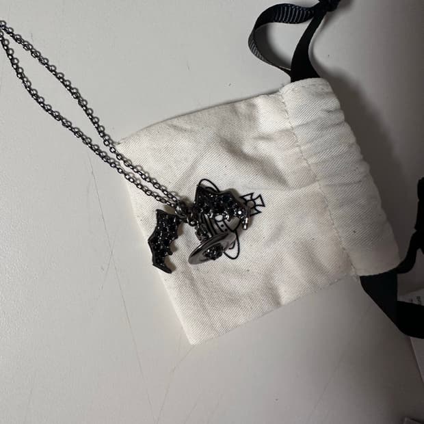 비비안 웨스트우드 박쥐 목걸이