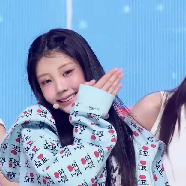 <아일릿 원희 착용> 애슐리윌리엄스 아이하트미 크롭 후집