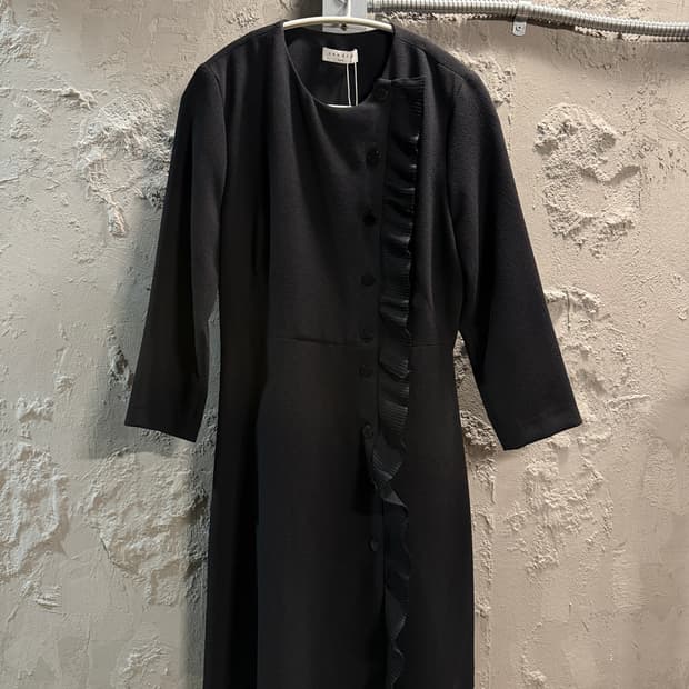 산드로 프릴 디테일 라운드넥 원피스 38