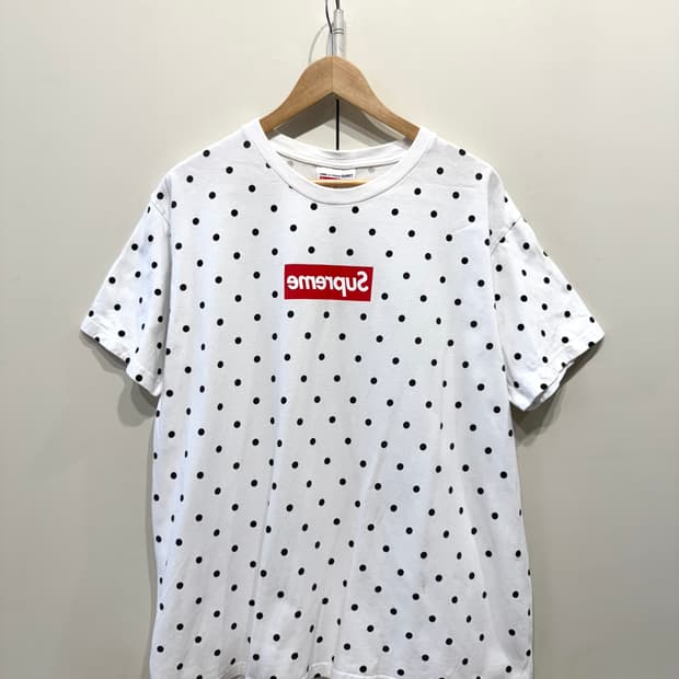 슈프림 x 꼼데가르송 박스 로고 폴카 도트 티셔츠