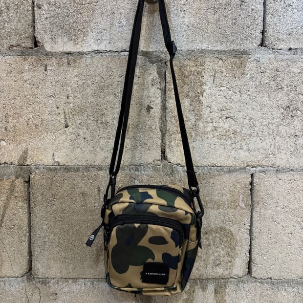 배이프 카모 미니 숄더백