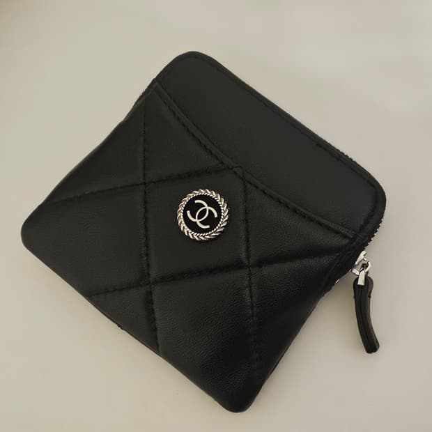 샤넬 빈티지 업사이클링 양가죽 지갑