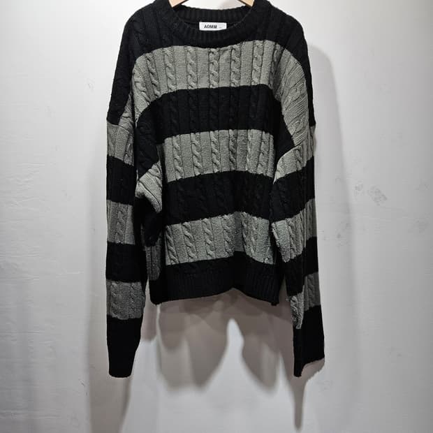 무신사 AOMM 루즈핏 꽈배기 스트라이프 니트 Free
