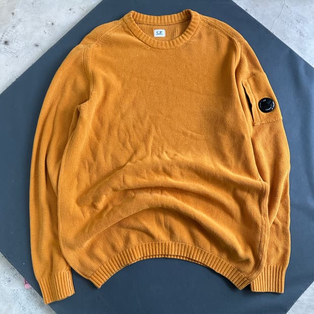 C.P. 컴퍼니 렌즈 와펜 니트 머스타드 56 22SS
