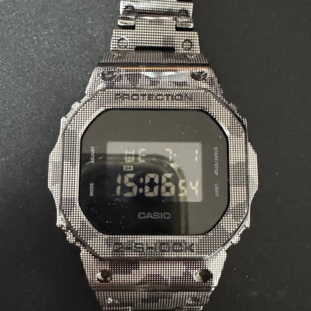지샥 dw-5600 올블랙+카모메탈밴드