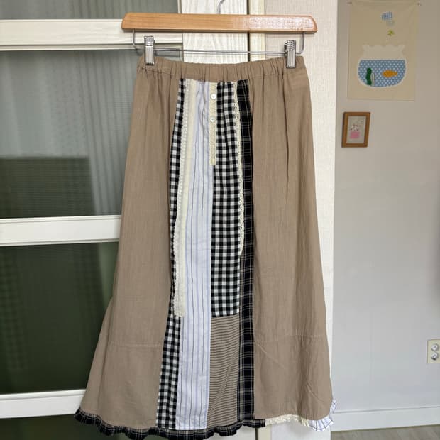 베이지 패치 프릴 스커트