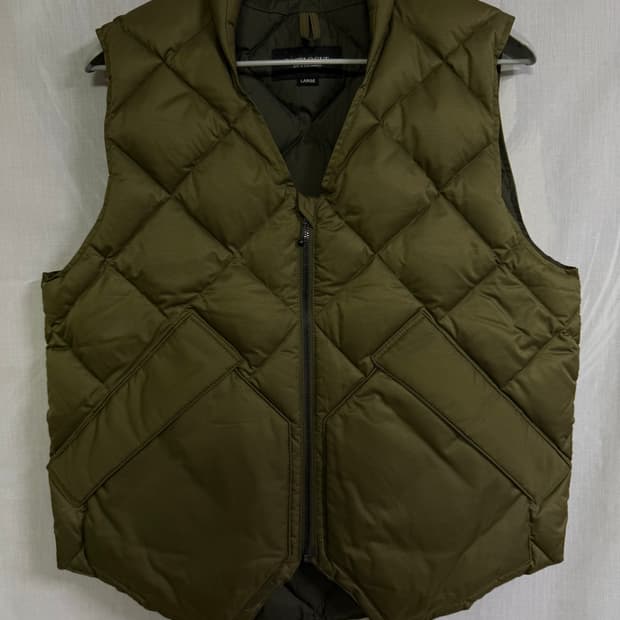 이스트로그 구스다운 패딩 베스트 올리브 (eastlogue)