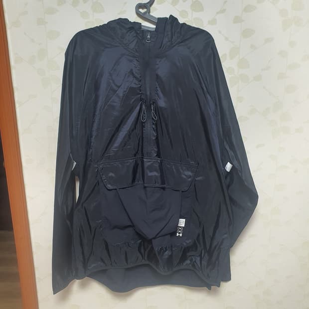 언더아머 블랙 후드 아노락자켓 판매합니다.