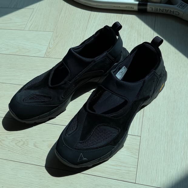 로아 하이킹 샌들 블랙