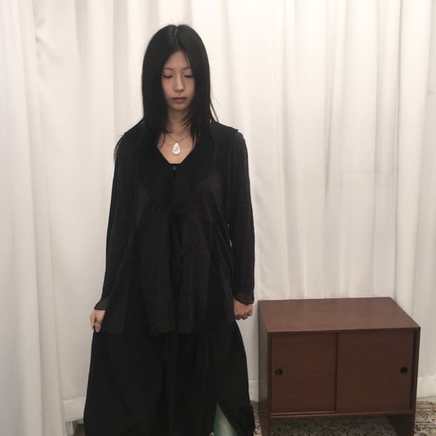 차콜 프릴 니트