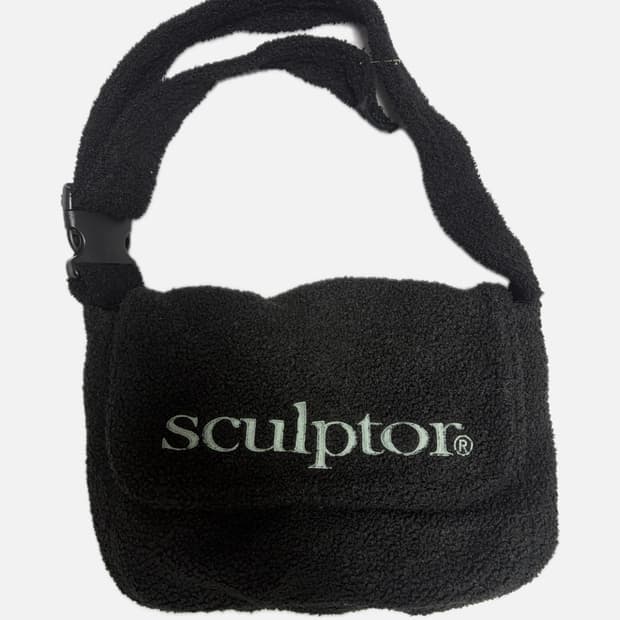 스컬프터 퍼지 로고 메신저백 블랙
