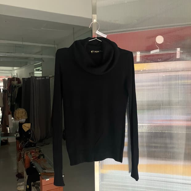 터틀넥 롱슬리브니트 