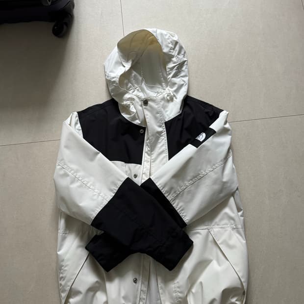 노스페이스 화이트/블랙 바람막이