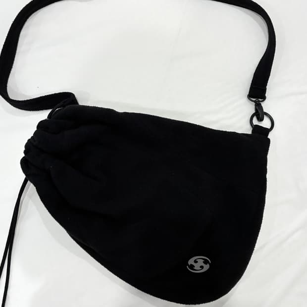 산산기어 플리스 크로스백 블랙