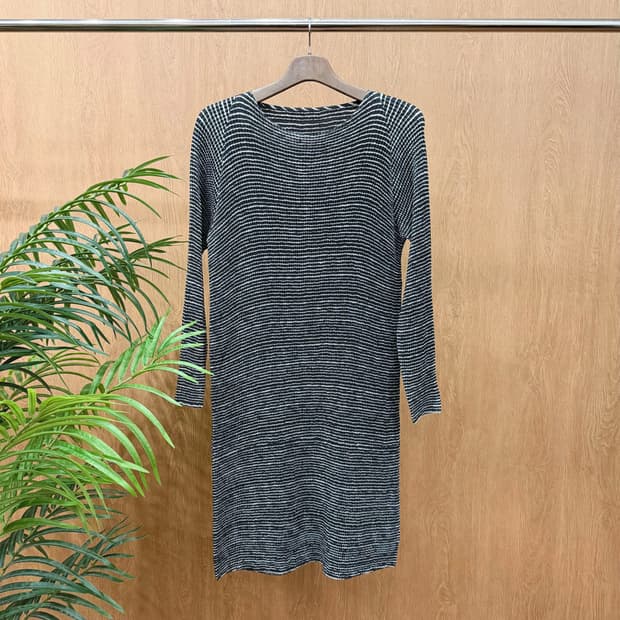 스피치오 플리츠 롱 원피스 스트라이프 패턴 라운드넥 디테일 루즈핏 블랙