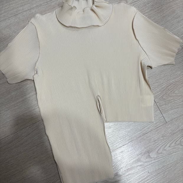 Kotohayokozawa 코토하요코자와 플리츠 티