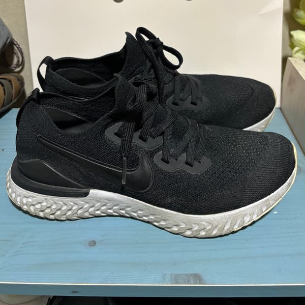 나이키 에픽 리액트 플라이니트 블랙 화이트 운동화 245사이즈