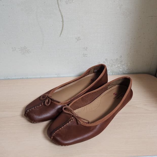 클락스(Clarks) 브라운 가죽 발레리나 플랫슈즈