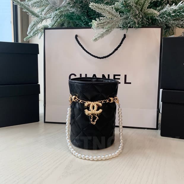 샤넬뷰티 미니 버킷백 진주체인 크로스백 블랙 드로스트링 백
