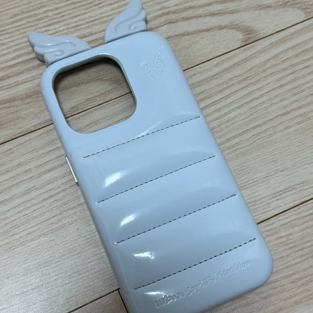 어반소피스티케이션 아이폰 15프로 날개 케이스