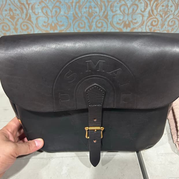 VASCO LEATHER POSTMAN SHOULDER BAG / BRO