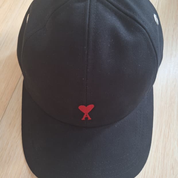 아미 드 쾨르 자수로고 볼캡 블랙 색상 판매합니다!