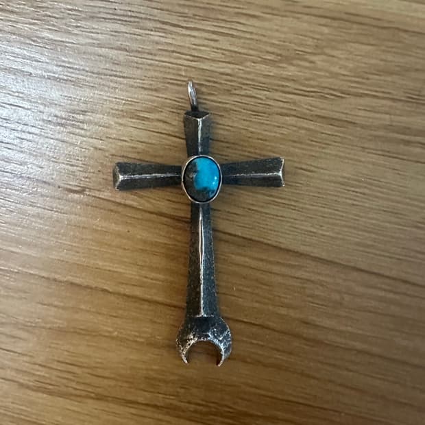 Aaron Anderson 문-렌치크로스 펜던트