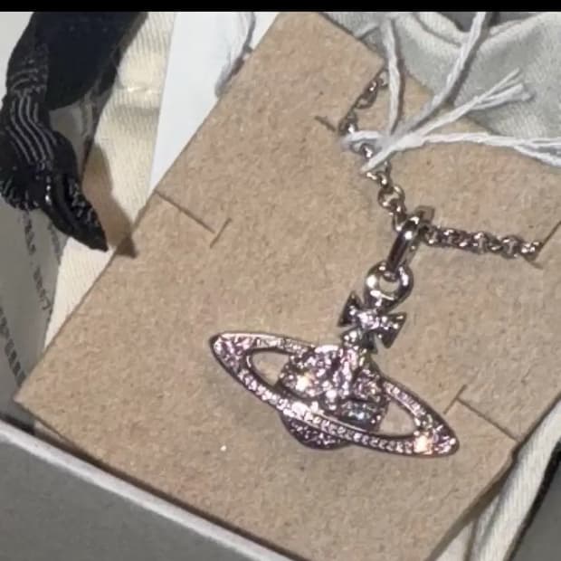 비비안웨스트우드 릴리프 펜던트 핑크 목걸이