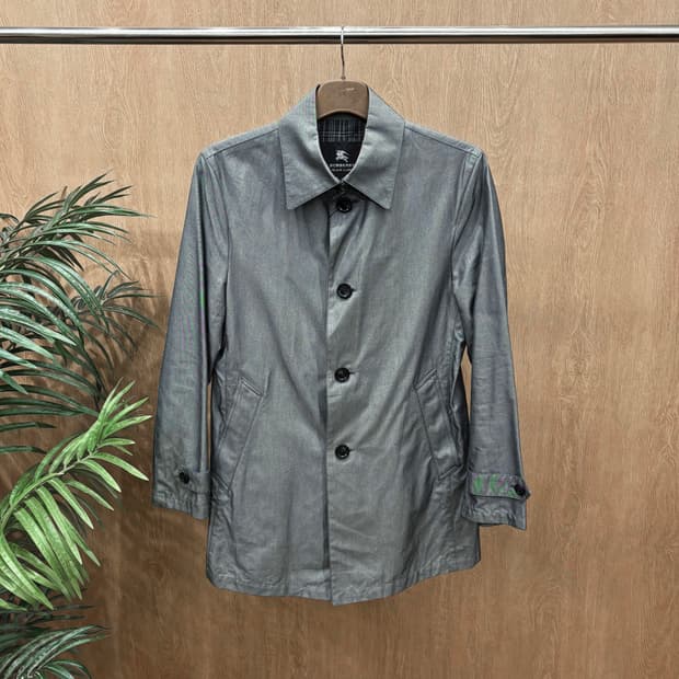 버버리 블랙 라벨 코튼 미디 트렌치 코트 싱글 버튼 디테일 차콜 그레이