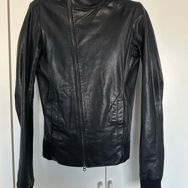 비대칭 사선 레더 자켓