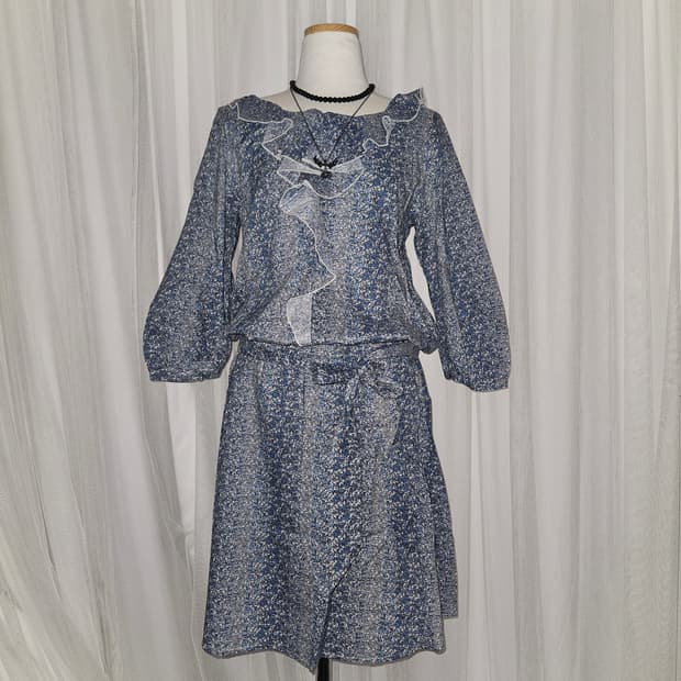 earth music&ecology 빈티지블루 잔꽃패턴 리본 러플 원피스