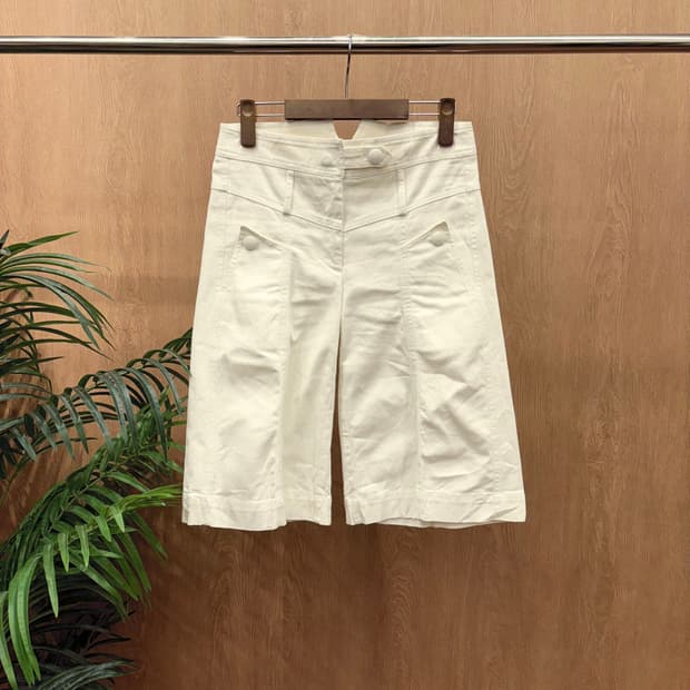 막스앤코 코튼 스트레치 버뮤다 팬츠 더블 버튼 V 슬릿 디테일 화이트