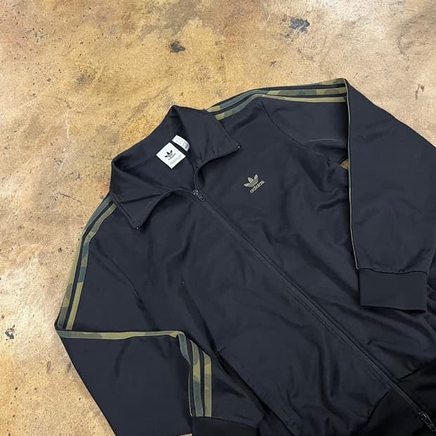 아디다스 블랙 카모 트랙탑 져지