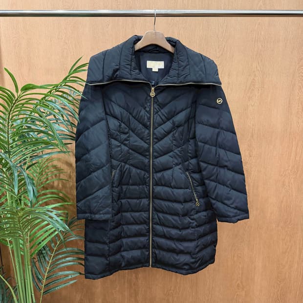 마이클코어스 경량 패딩 코트 골드 로고 지퍼 풀러 메탈 장식 디테일 블랙