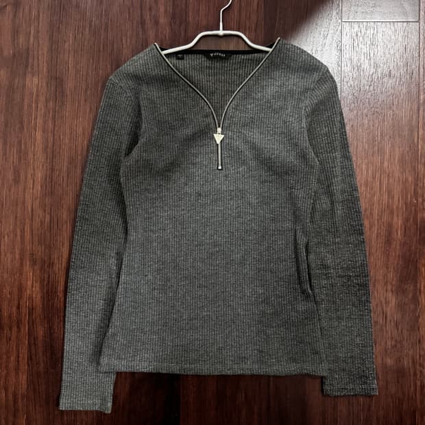 게스 브이넥 지퍼티