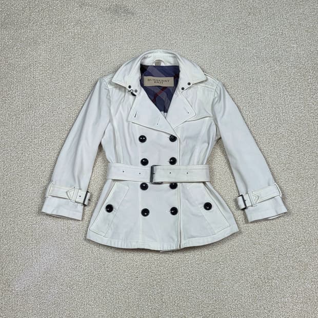 [버버리] 브릿 코튼 스판 페플럼 숏 트렌치 코트 | A00176
