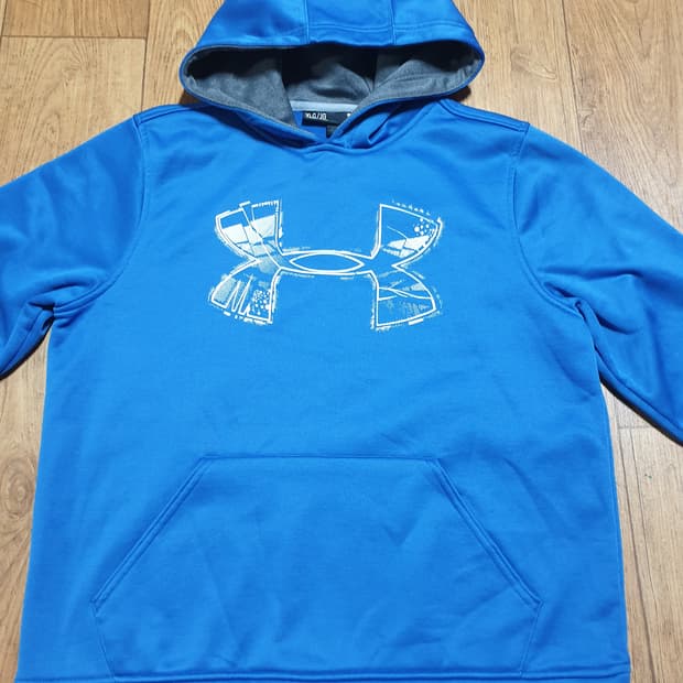 1232 언더아머 후드티 어린이 100 사이즈입니다