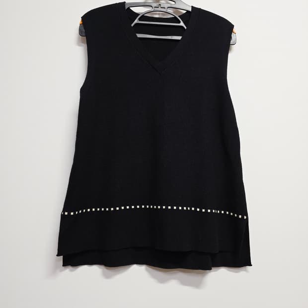 요하넥스 검정색 브이넥 니트 조끼