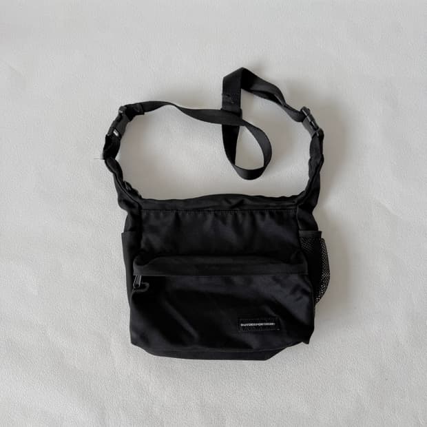 BUTDEEPDESIGN 나일론 크로스백