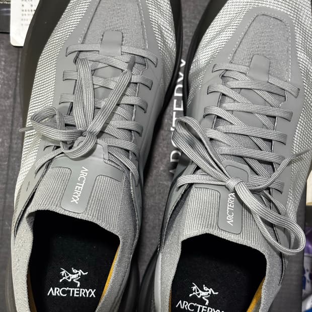 아크테릭스 사일렌 295 스모크 색상