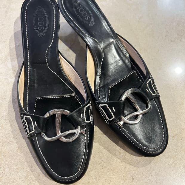 [Tod’s] 블랙 뮬 샌들 (39)
