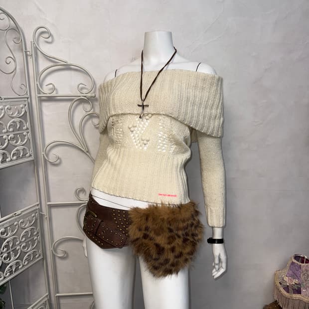 DKNY punching ball off shoulder knit