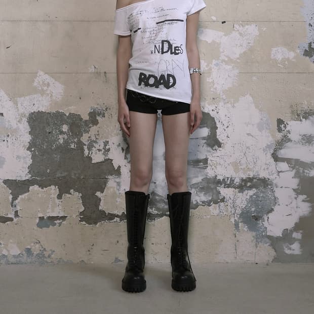 보헤미안서울 FUNKY SCOOP NECK TEE SCRIBBLE,