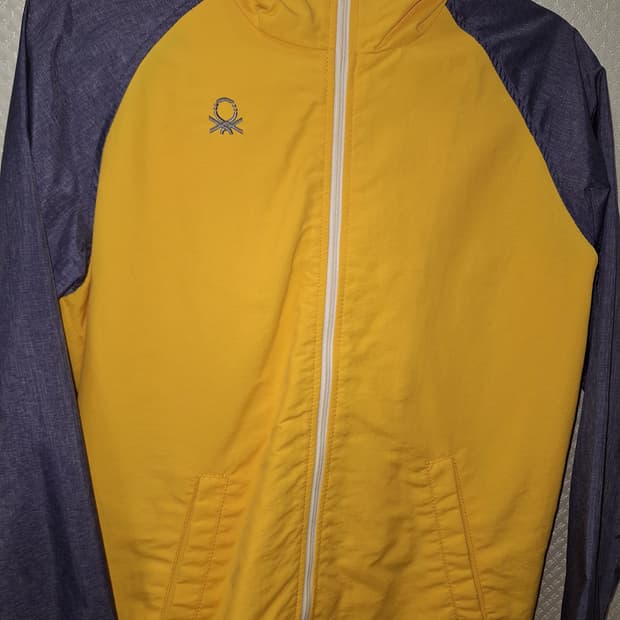 베네통 바람막이