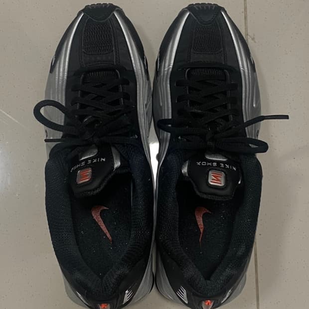 나이키 샥스 R4 메탈릭 실버 레드 255사이즈