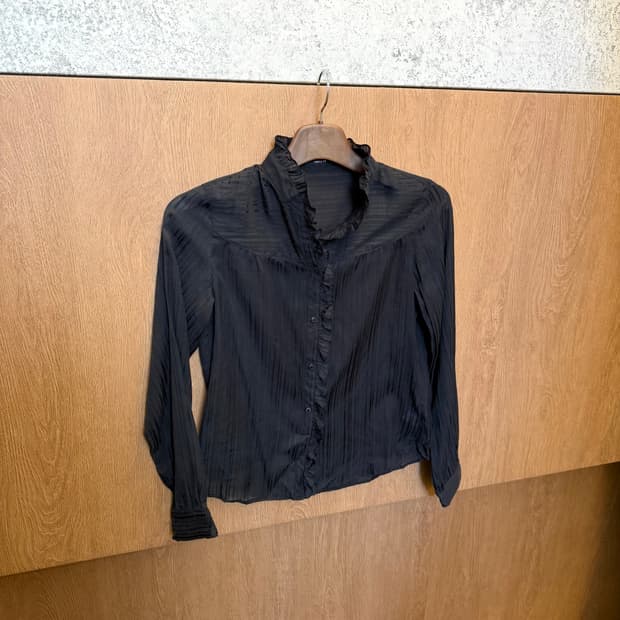 꼼사이즘 롱슬리브 블라우스 프릴 하이넥 스트라이프 패턴 디테일 블랙