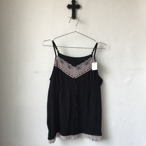 Lace point sleeveless