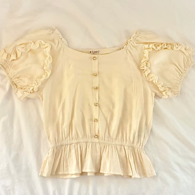 엑시즈팜 라떼갸루 페어리 바닐라 프릴 레이스 블라우스
