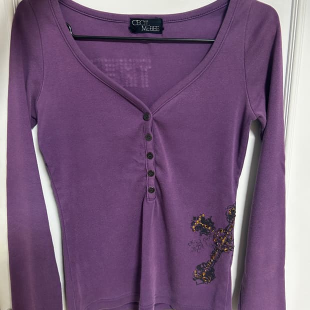 세실맥비 긴팔 버튼 티