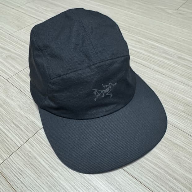 아크테릭스 노반 레귤러 브림 햇 블랙 s-m 사이즈 판매합니다.